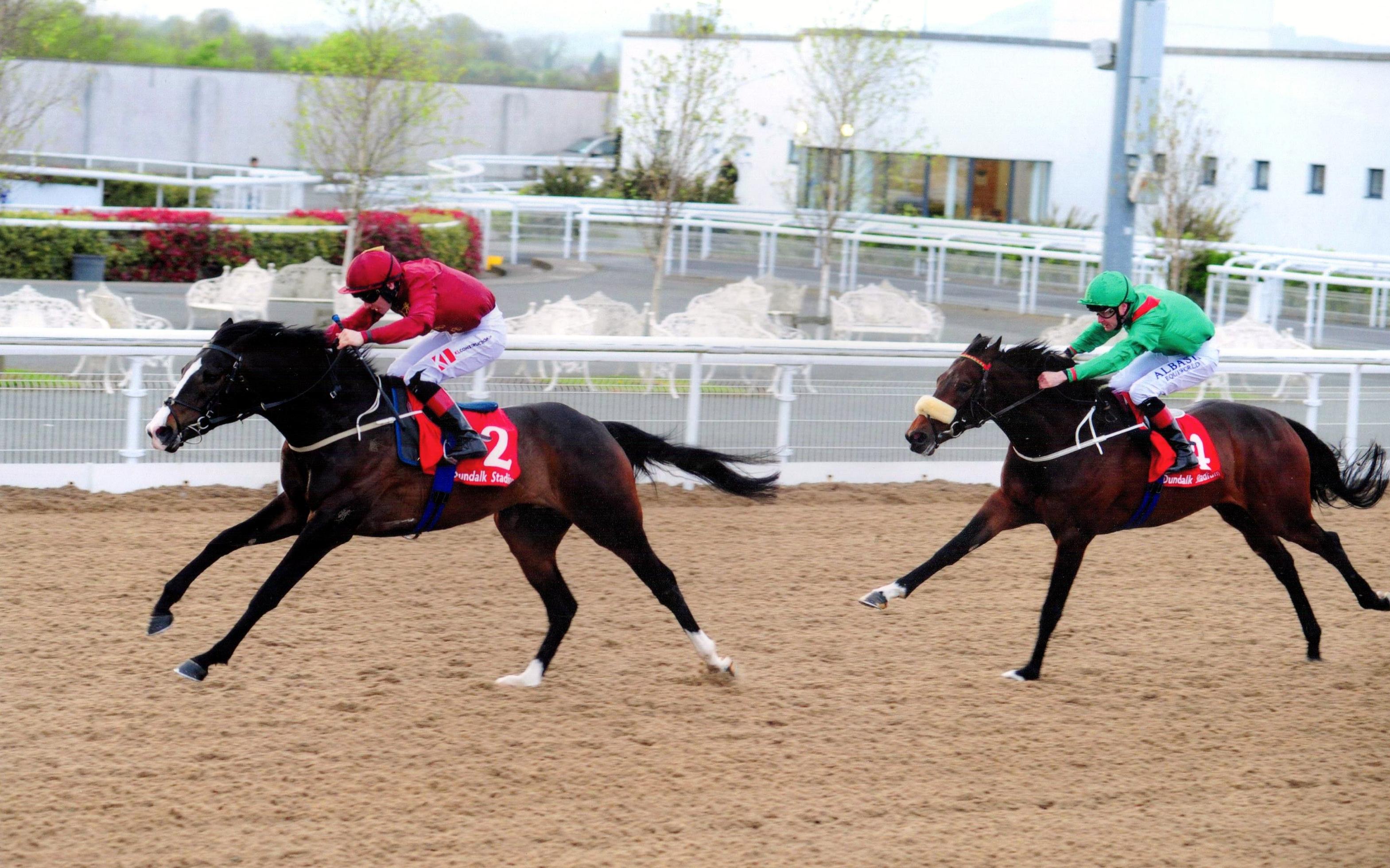 HARBOUR BEACON wins his madien in impressive style at Dundalk 22nd April 2017